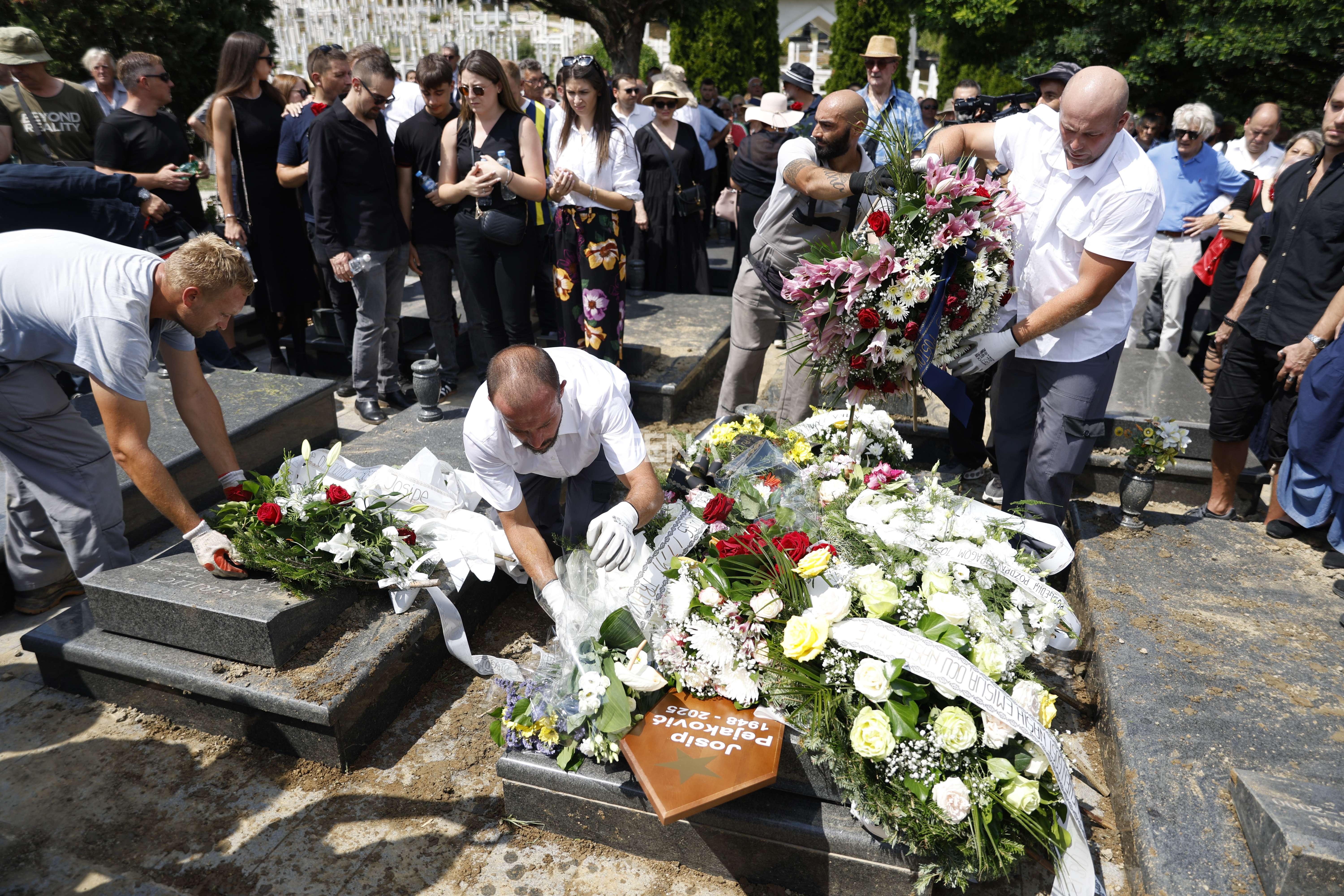 Brojni građani i javne ličnosti oprostili su se od legendarnog bh. glumca Josipa Pejakovića